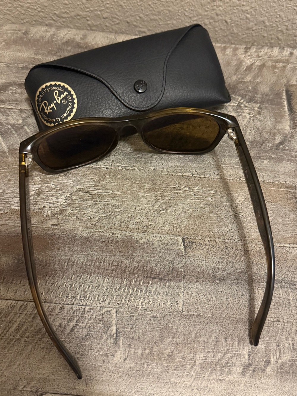Authentic Ray-Ban Wayfarer Sunglasses in Tortoiseshell and Brown with Case! - Picture 3 of 6